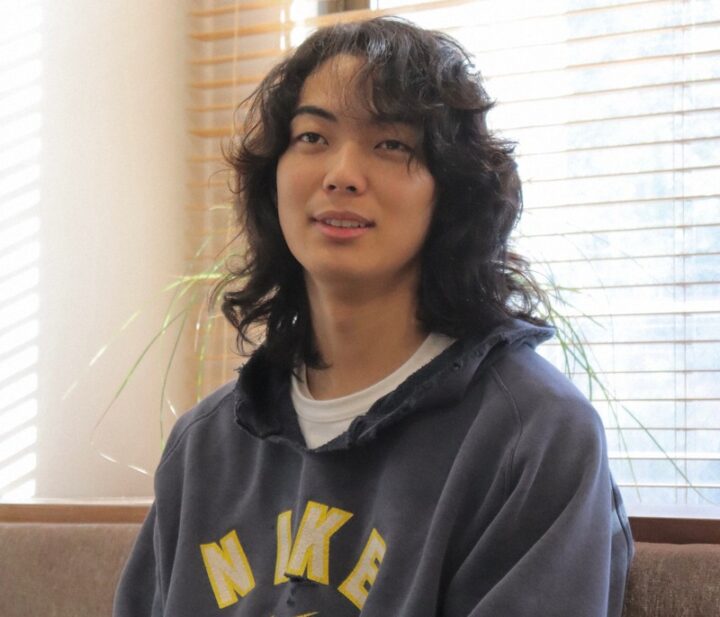 温かい雰囲気で丁寧にインタビューに応じてくれた「映秀。」さん＝東京都渋谷区で、立教大・宇野美咲撮影
